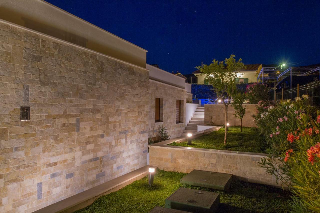 Luxury Poolside Villa สลาทิเน ภายนอก รูปภาพ