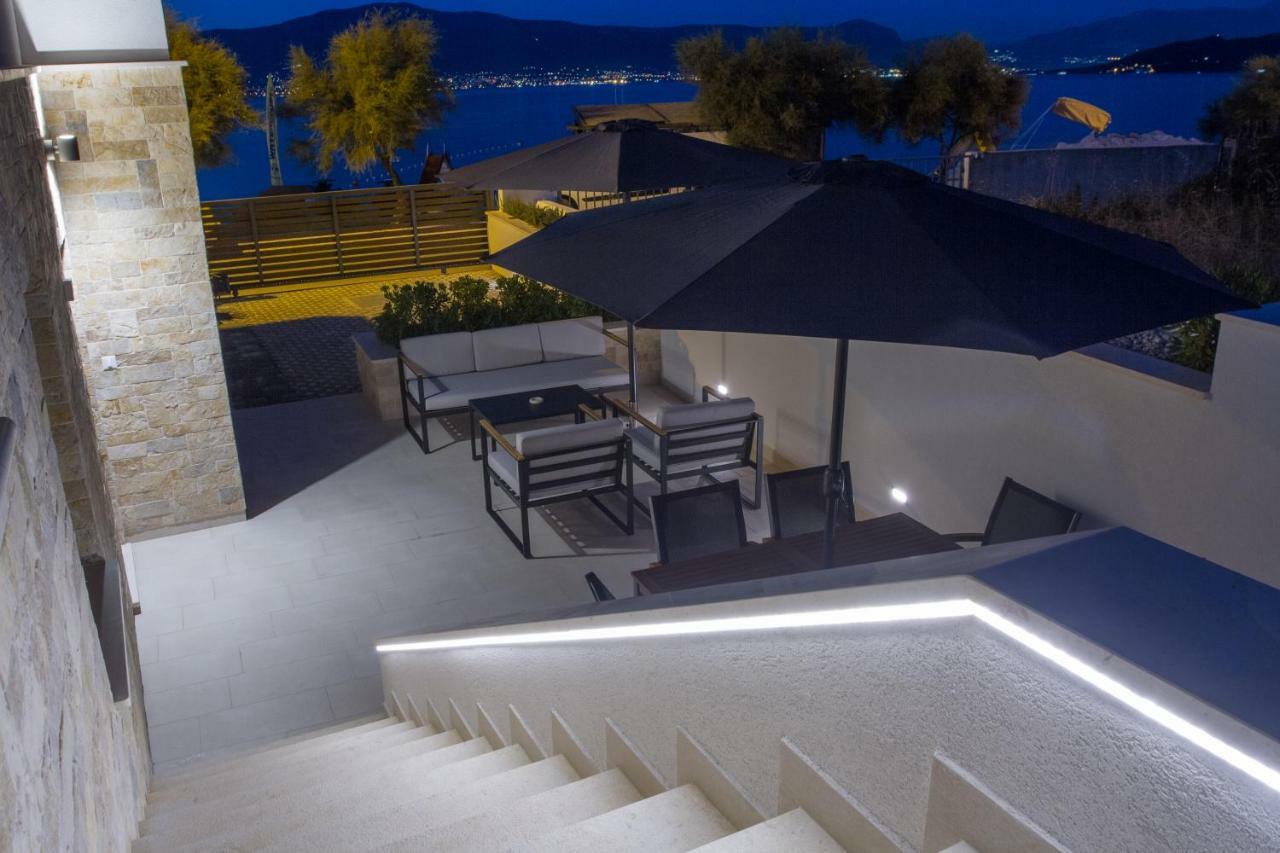Luxury Poolside Villa สลาทิเน ภายนอก รูปภาพ