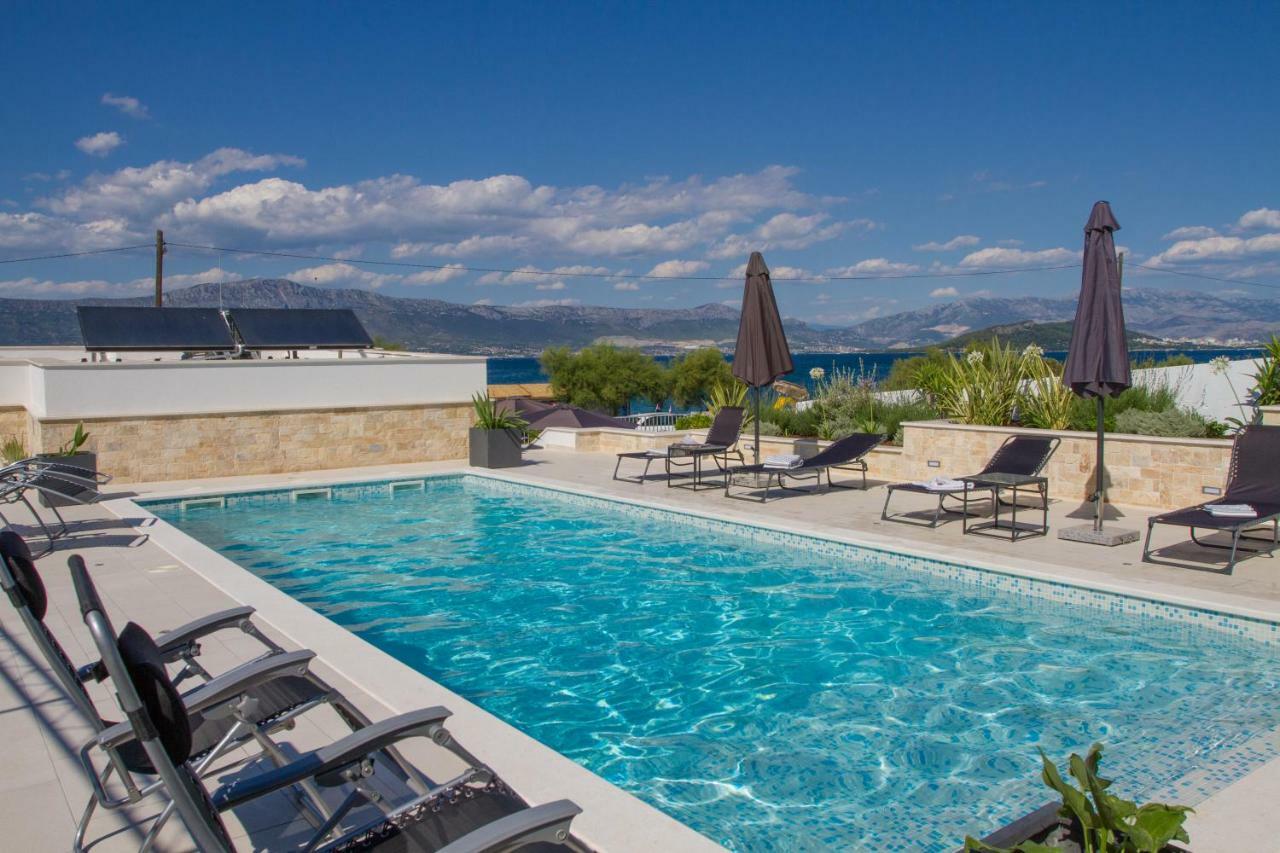 Luxury Poolside Villa สลาทิเน ภายนอก รูปภาพ