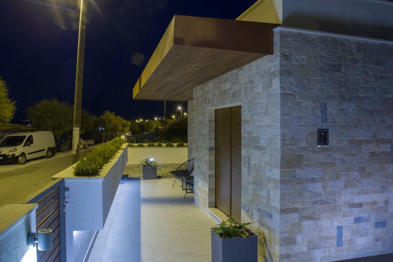 Luxury Poolside Villa สลาทิเน ภายนอก รูปภาพ