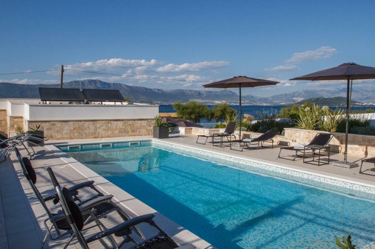 Luxury Poolside Villa สลาทิเน ภายนอก รูปภาพ