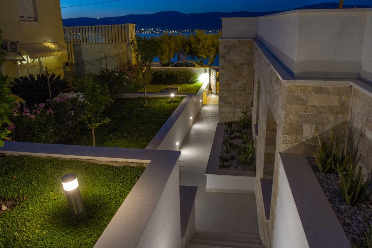 Luxury Poolside Villa สลาทิเน ภายนอก รูปภาพ