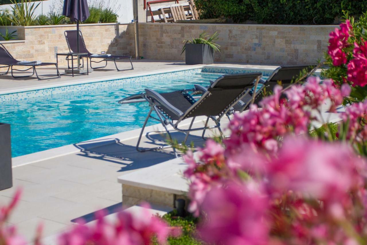 Luxury Poolside Villa สลาทิเน ภายนอก รูปภาพ