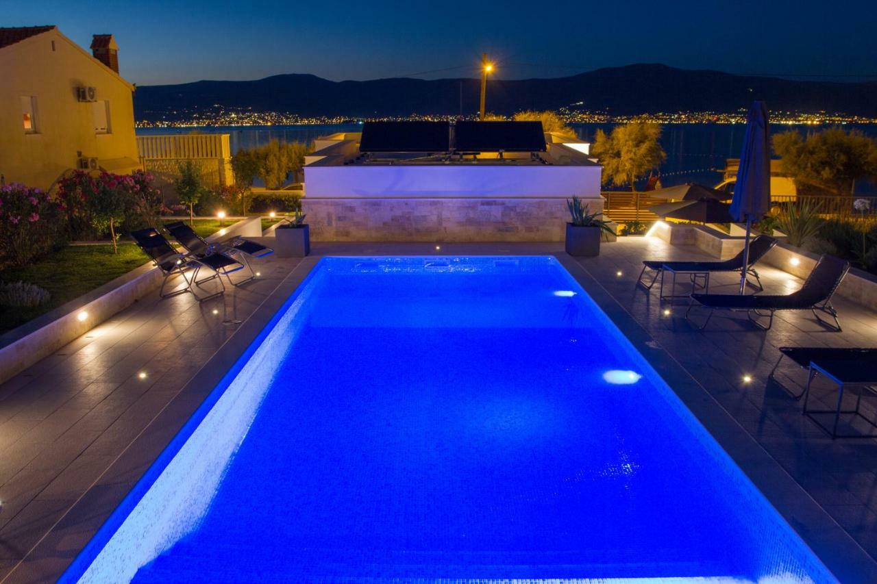 Luxury Poolside Villa สลาทิเน ภายนอก รูปภาพ
