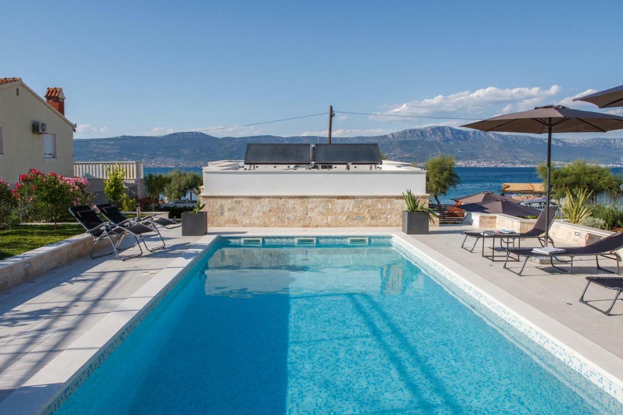 Luxury Poolside Villa สลาทิเน ภายนอก รูปภาพ