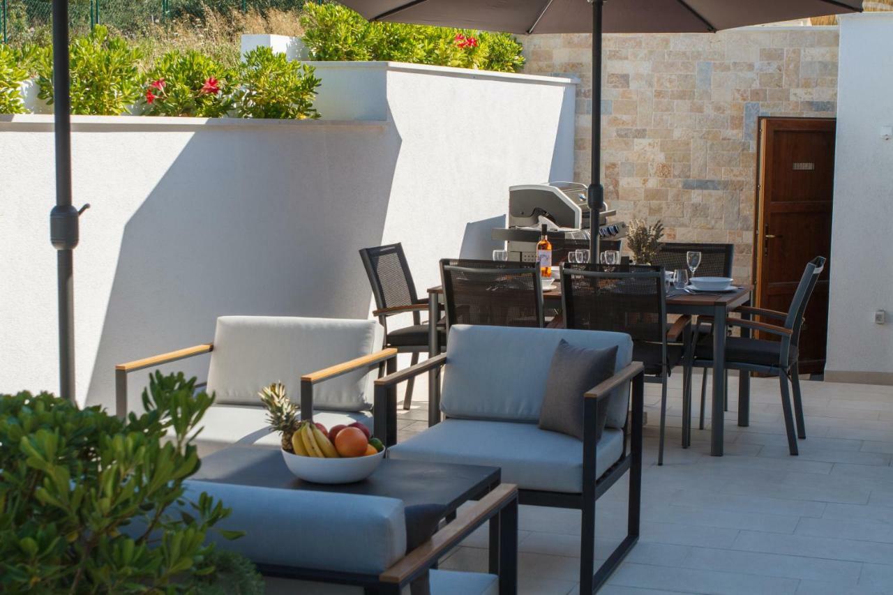 Luxury Poolside Villa สลาทิเน ภายนอก รูปภาพ