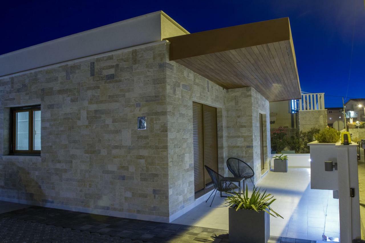 Luxury Poolside Villa สลาทิเน ภายนอก รูปภาพ