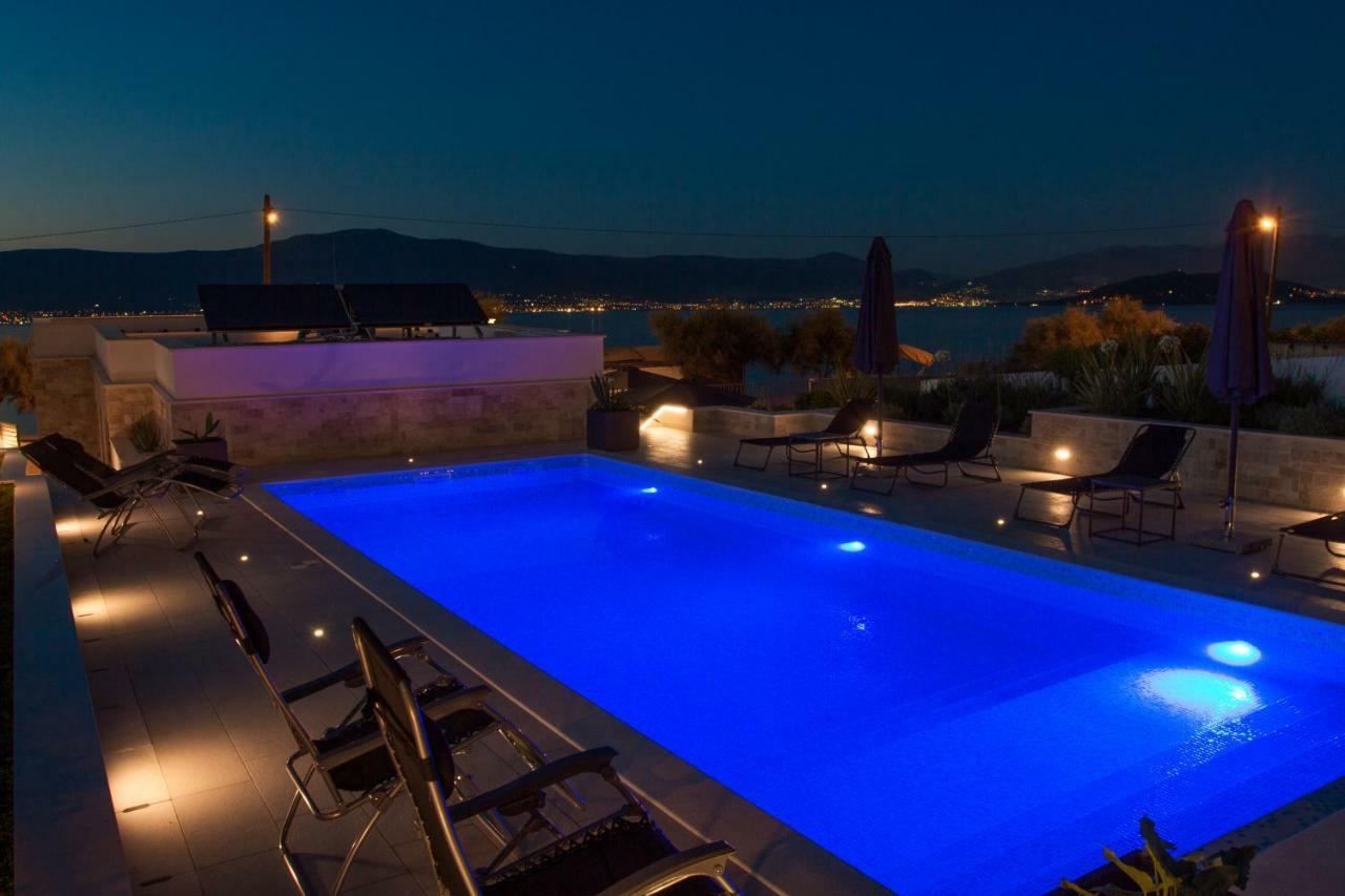 Luxury Poolside Villa สลาทิเน ภายนอก รูปภาพ
